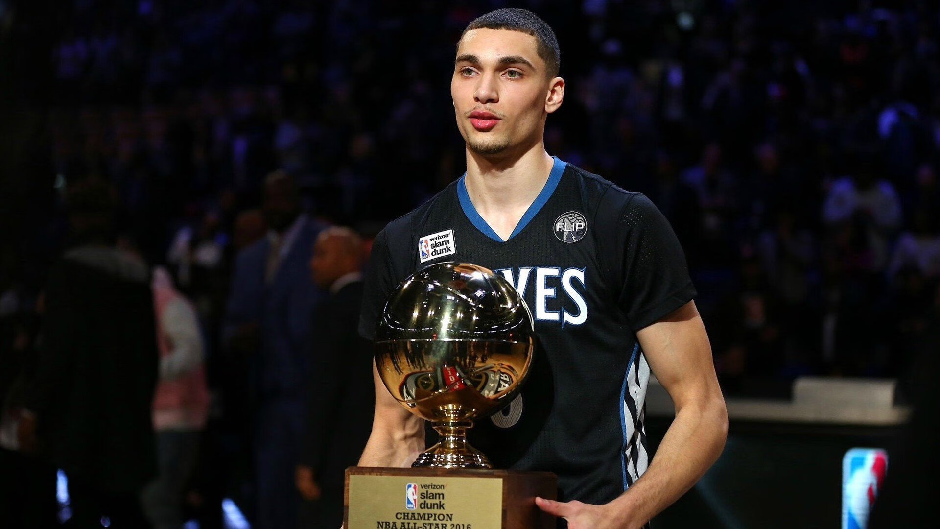 女足比赛中，中国队员赵某连入两球，中国女足被球迷们亲切地称为